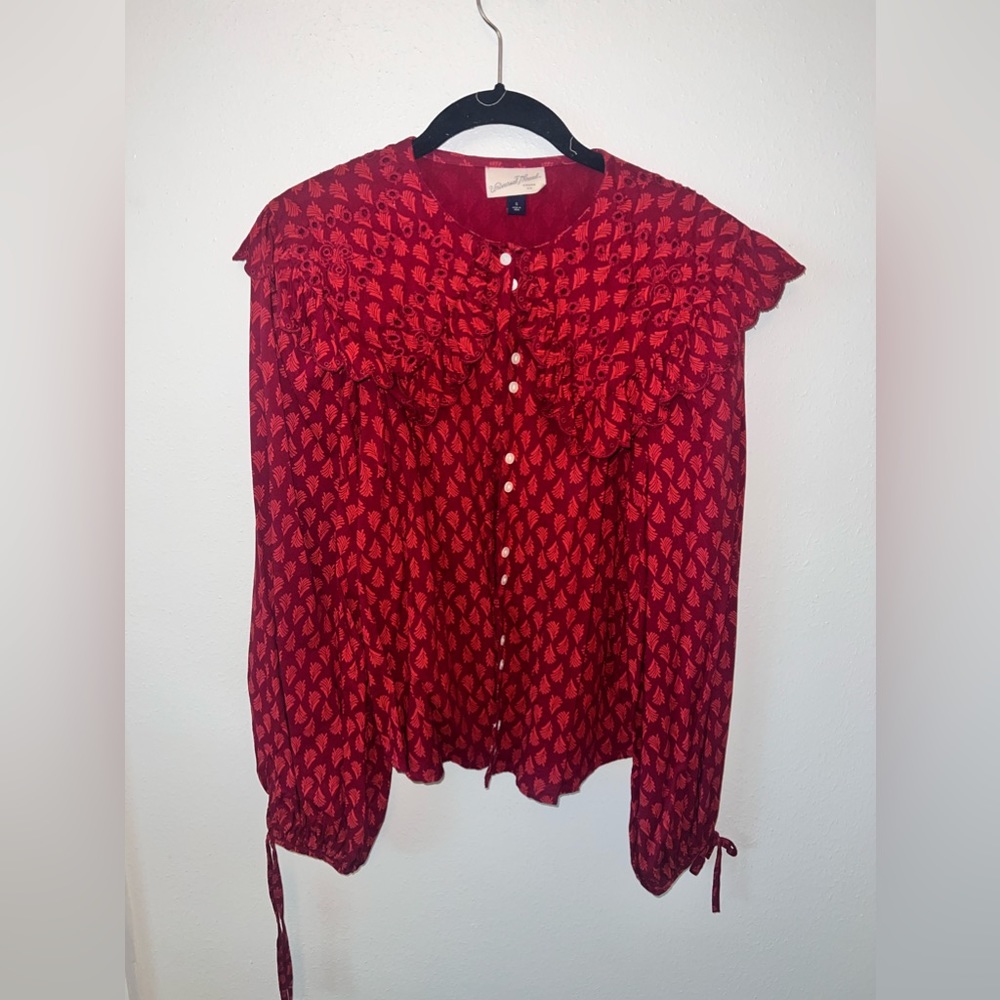 Universal Thread red ruffled blouse